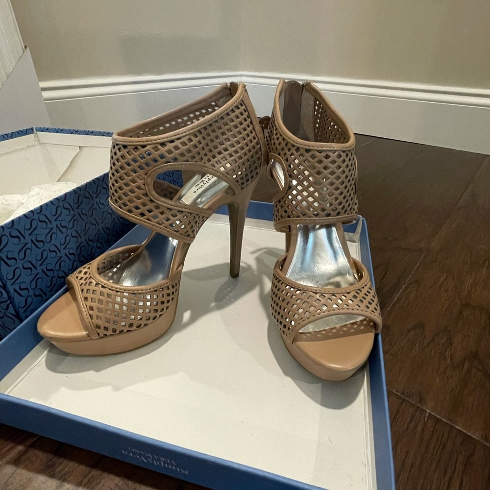 Simply Vera by Vera Wang heels